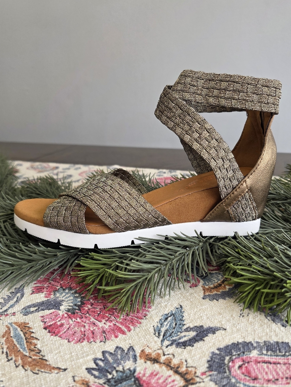 bernie mev. Women's Honesty Wedges in Bronze